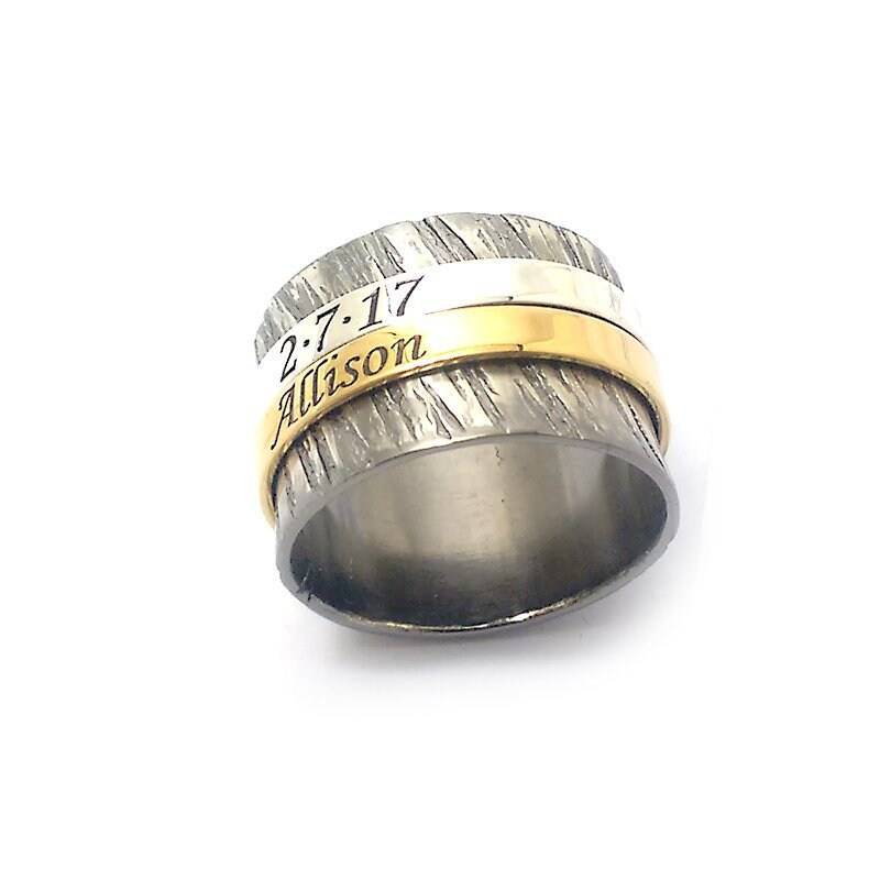 Silber Drehring, Handgemachter Gehämmerter Ring, Namensring, Datumsring, Personalisierter Vergoldeter Silberring von MyKosmima
