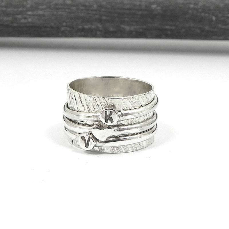 Silber Spinner Ring, Gehämmerter Monogran Initialen Personalisierter Herz Ring von MyKosmima