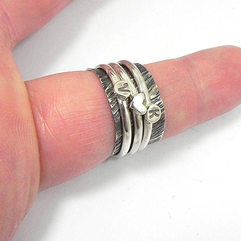Silber Spinner Ring, Gehämmerter Monogran Initialen Personalisierter Herz Ring von MyKosmima