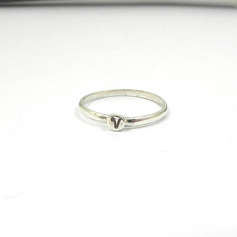 Sterling Silber Initial Ring, Monogramm Stapelring, Zierliche Minimale Stapelbare Ringe von MyKosmima