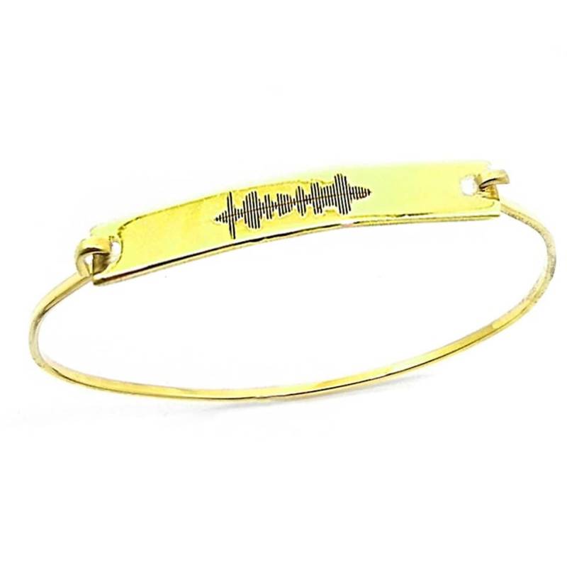 Vergoldeter Armreif Aus Sterlingsilber Mit Eingravierter Schallwelle Auf Einem 40 X 7 Mm Großen Etikett Und Eingraviertem Qr-Code Der Rückseite von MyKosmima