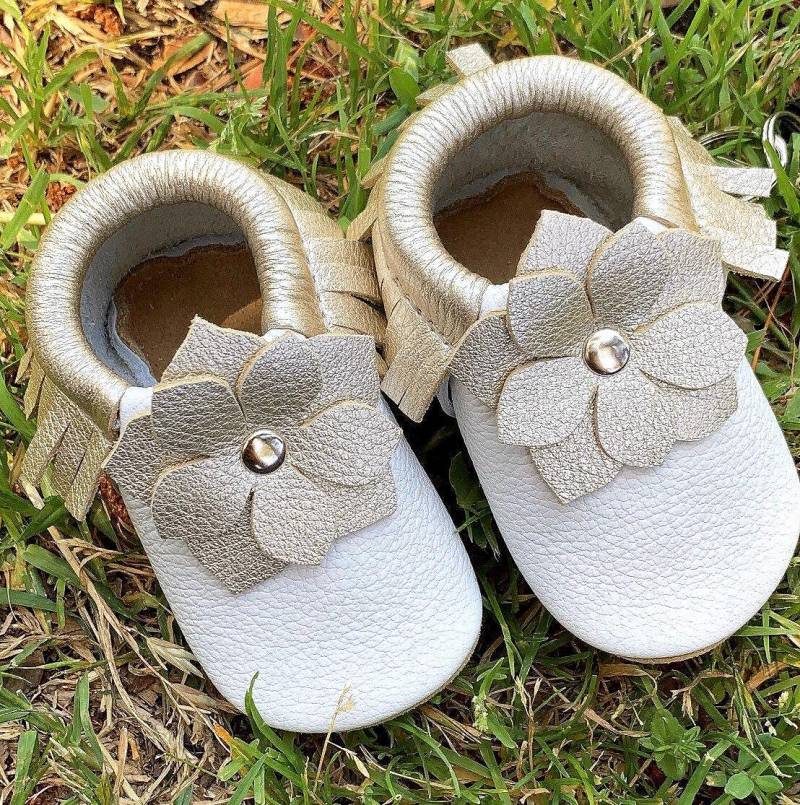 Handgefertigte Leder Mokassins - Magnolia Kollektion Farbe Reinweiß & Platin von MyLOMoccs