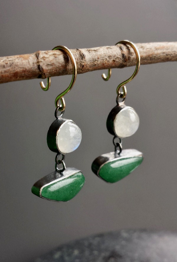 Feine Schmuck Ohrringe Mit Regenbogen Mondstein Und Grüne Aventurin, Handgefertigt Aus Oxidierten Sterling Silber 14K Gold Ohr Drähte von MyLapisBox