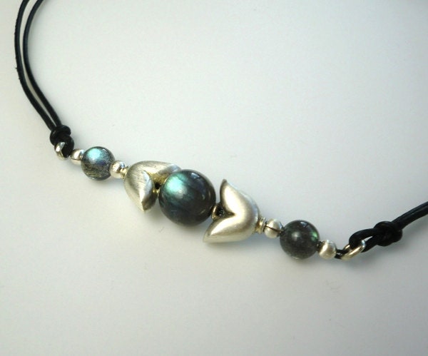 Feiner Schmuck Handgemachte Halskette Mit Labradorit Und Sterling Silber Perlen Auf Lederschnur von MyLapisBox