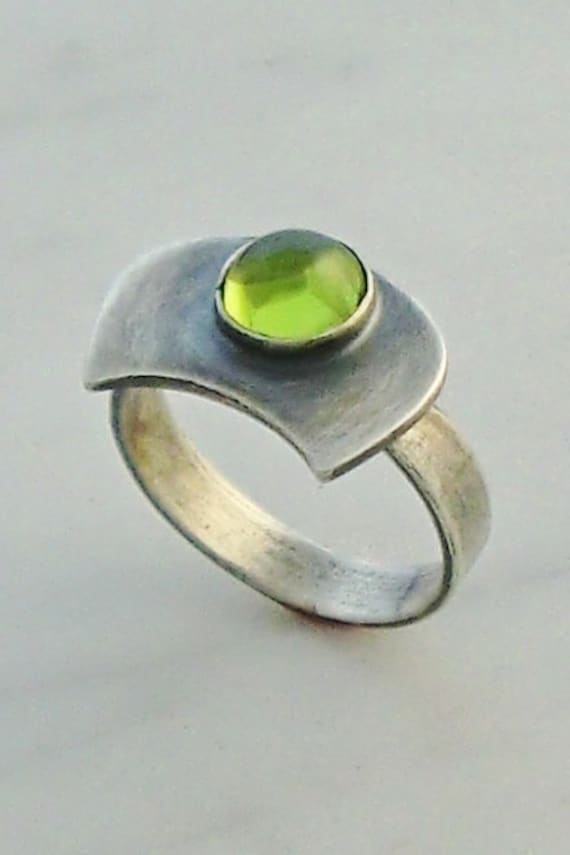 Feinschmuck Handgemachter Oxidierter Sterling Silber Ring Mit 1, 33Ct Peridot Cabochon von MyLapisBox