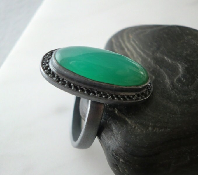 Feinschmuck Handgemachter Oxidierter Sterling Silber Ring Mit Ovalen Chrysopras Und Schwarzem Spinell von MyLapisBox