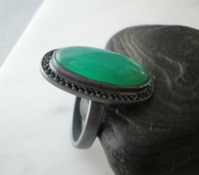Feinschmuck Handgemachter Oxidierter Sterling Silber Ring Mit Ovalen Chrysopras Und Schwarzem Spinell von MyLapisBox