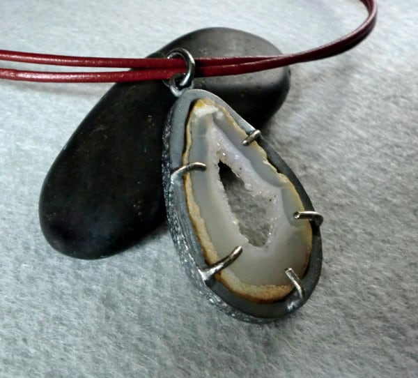 Handgemachte Anhänger Mit Achat Geode in Sterling Silber, Leder Schnur Und Rutilated Quarz Perlen von MyLapisBox