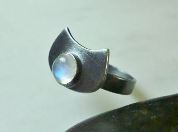 Handgemachter Oxidierter Sterling Silber Ring Mit 7mm Regenbogen Mondstein von MyLapisBox