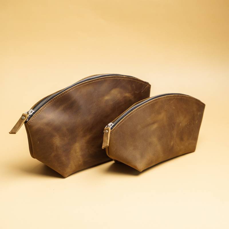 Kosmetiktasche Nach Maß, Echtleder-Make-Up-Tasche, Make-Up-Tasche Mit Namen, Reißverschluss-Kosmetiktasche, Leder-Make-Up-Etui von MyLeatherCo