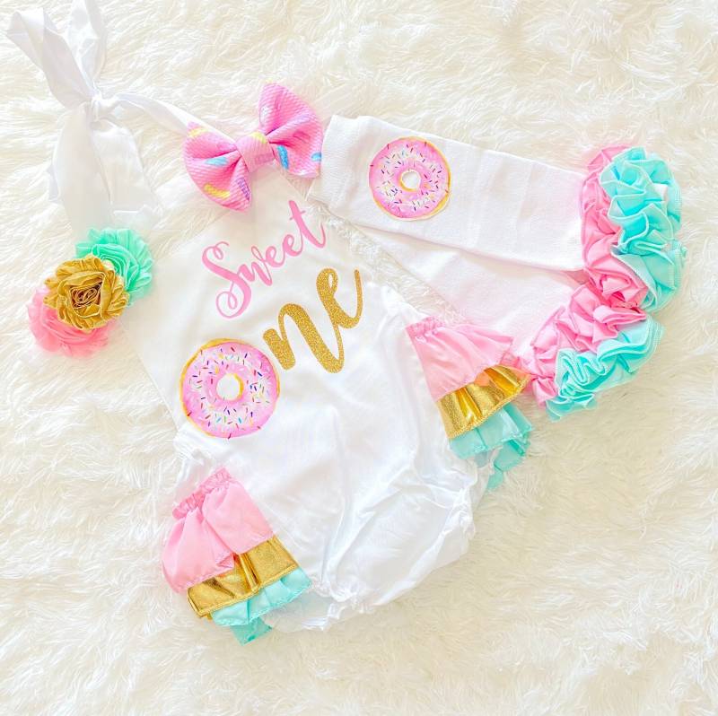 Girls Sweet One Donut 1. Geburtstag Outfit - Mädchen Strampler Pink Und Gold Einladung von MyLiLPeanutDesigns