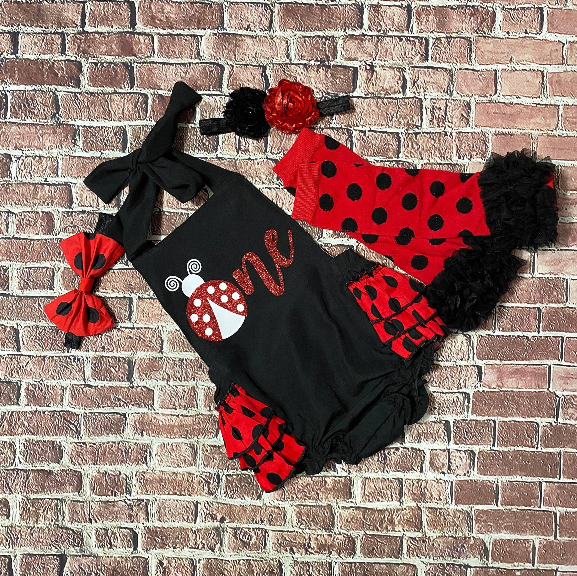 Mädchen Marienkäfer 1. Geburtstag Outfit - Strampler Roter Geburtstagsthema Personalisiert von MyLiLPeanutDesigns