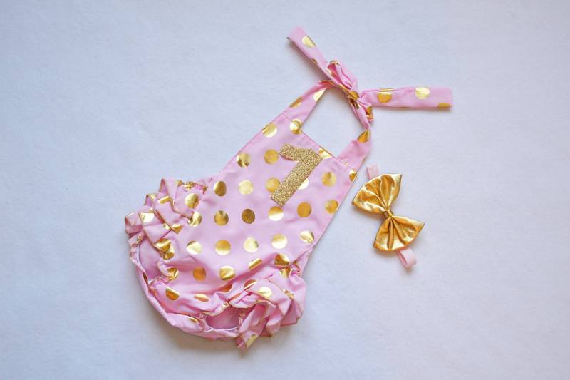 Rosa Und Gold Gepunkteter Strampler Zum 1 Geburtstag - Mädchen Outfit 1 von MyLiLPeanutDesigns