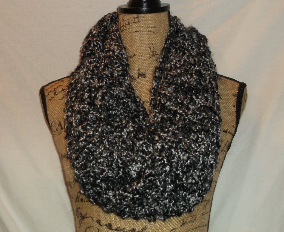 Handgestrickter Loop Schal - Farblich Schwarz Weiß Winter Schal, Handgestrickt, Weihnachtsgeschenk Anthrazit Grau Silber von MyLifeIsAHighway