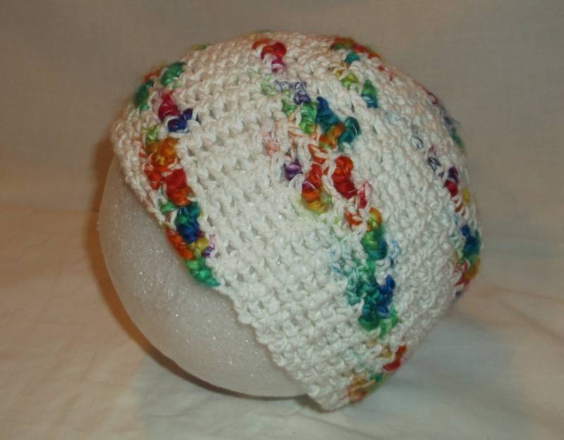 Rainbow Baby Handgemachte Häkelmütze - Weiß Mit Regenbogenakzenten Winterbeanie, Schädelmütze, Mütze, Regenbogen-Babypartygeschenk-Kind von MyLifeIsAHighway