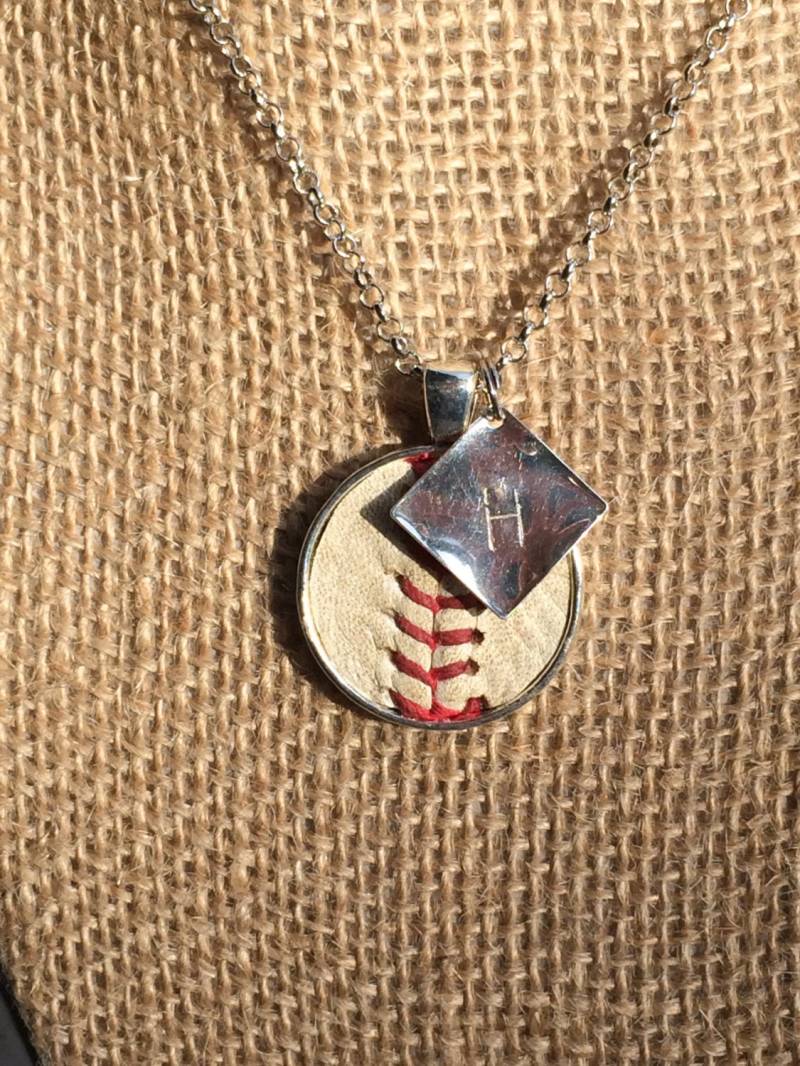 Anhänger Aus Gebürstetem Silber Mit Echtem Major-League-Baseball Im Inneren, Silbernes Rautenförmiges Metall Eingravierten Initialen, Vintage-Kette Anhänger Aus Gebürstetem Silber Mit Echtem Major-League-Baseball Im Inneren, Silbernes Rautenförmiges Metall Eingravierten Initialen, Vintage-Kette von MyLifeandYours