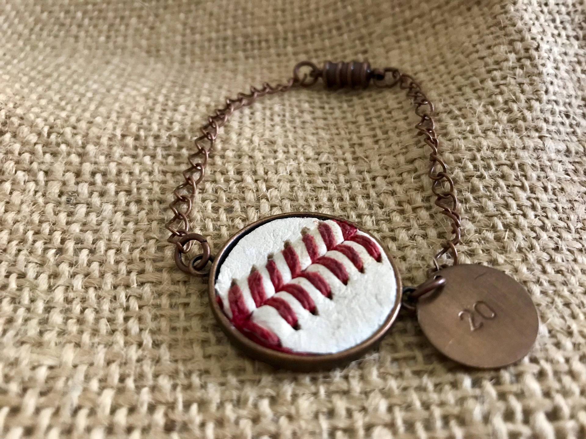 Antik Kupfer Armband Mit Echten Baseball Und Personalisierte Tag Antik Kupfer Armband Mit Echten Baseball Und Personalisierte Tag von MyLifeandYours