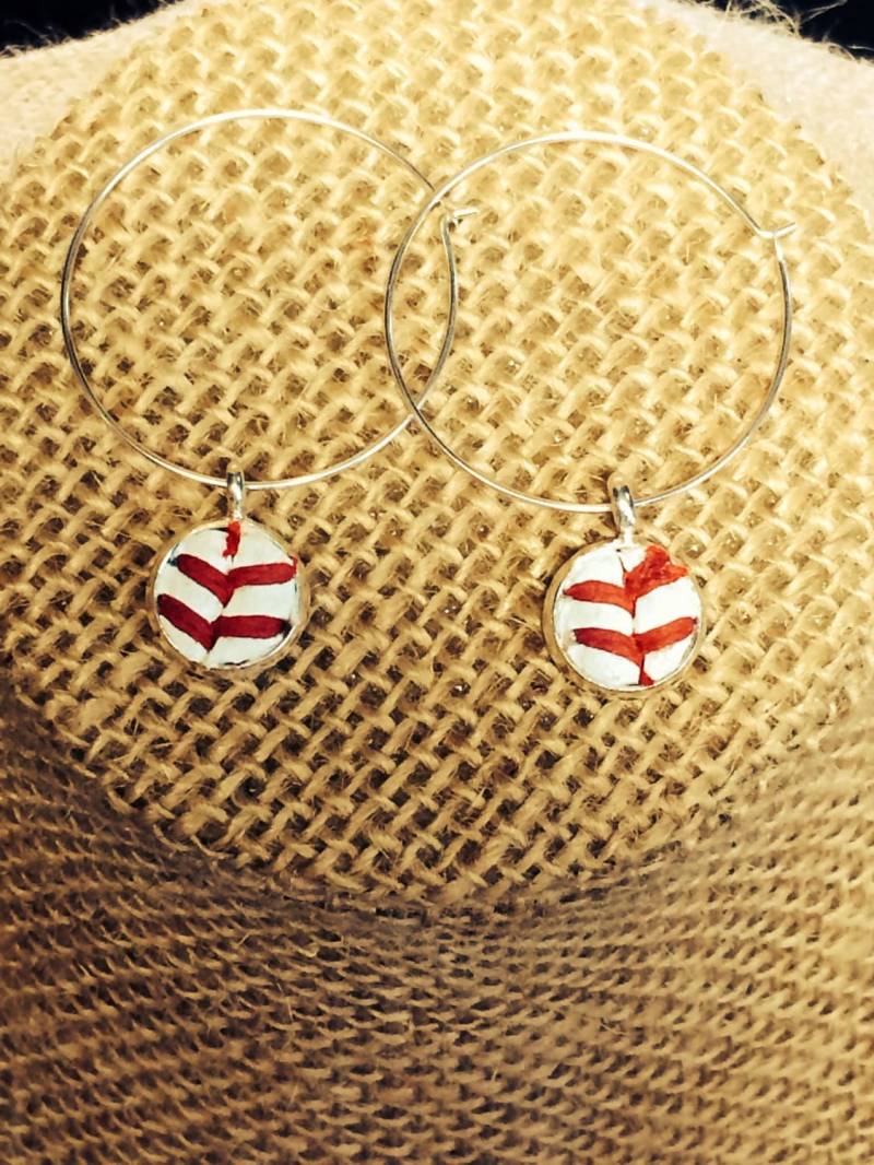 Großer, Versilberter Creolen-Ohrring Mit Echtem Baseball-Anhänger Großer, Versilberter Creolen-Ohrring Mit Echtem Baseball-Anhänger von MyLifeandYours