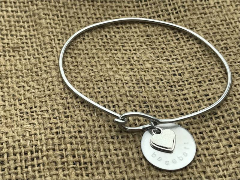 Herzanhänger Mit Echtem Baseball-Leder, Aufgehängt Eingeprägtem Baseball-Edelstahl-Etikett Herzanhänger Mit Echtem Baseball-Leder, Aufgehängt Eingeprägtem Baseball-Edelstahl-Etikett von MyLifeandYours