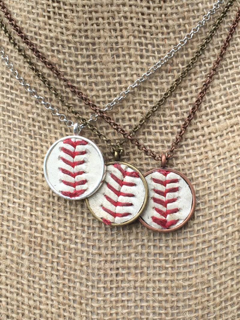 Neue Größe Echte Baseball Halskette Neue Größe Echte Baseball Halskette von MyLifeandYours