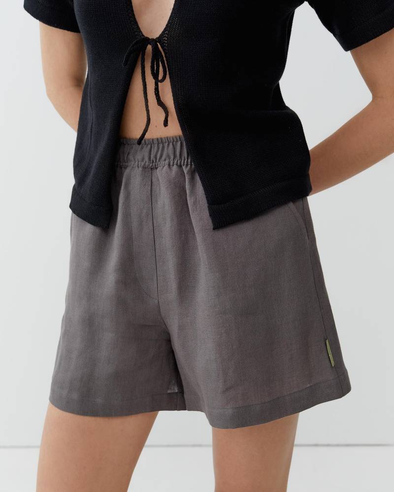 Graue Leinen Shorts Frauen Sommer Shorts Lockere Passform Mit Taschen von MyLinenSoul