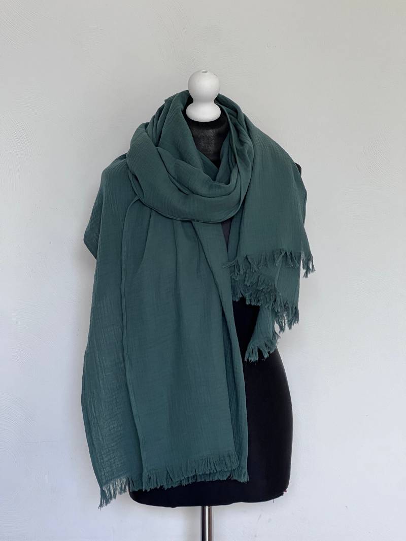 Grüner Musselin Schal Unisex Oversized Wrap von MyLinenStyle