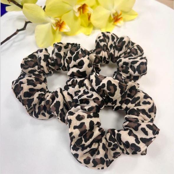 Leopard Muster Musselin Scrunchie Umweltfreundlicher Haargummi von MyLinenStyle