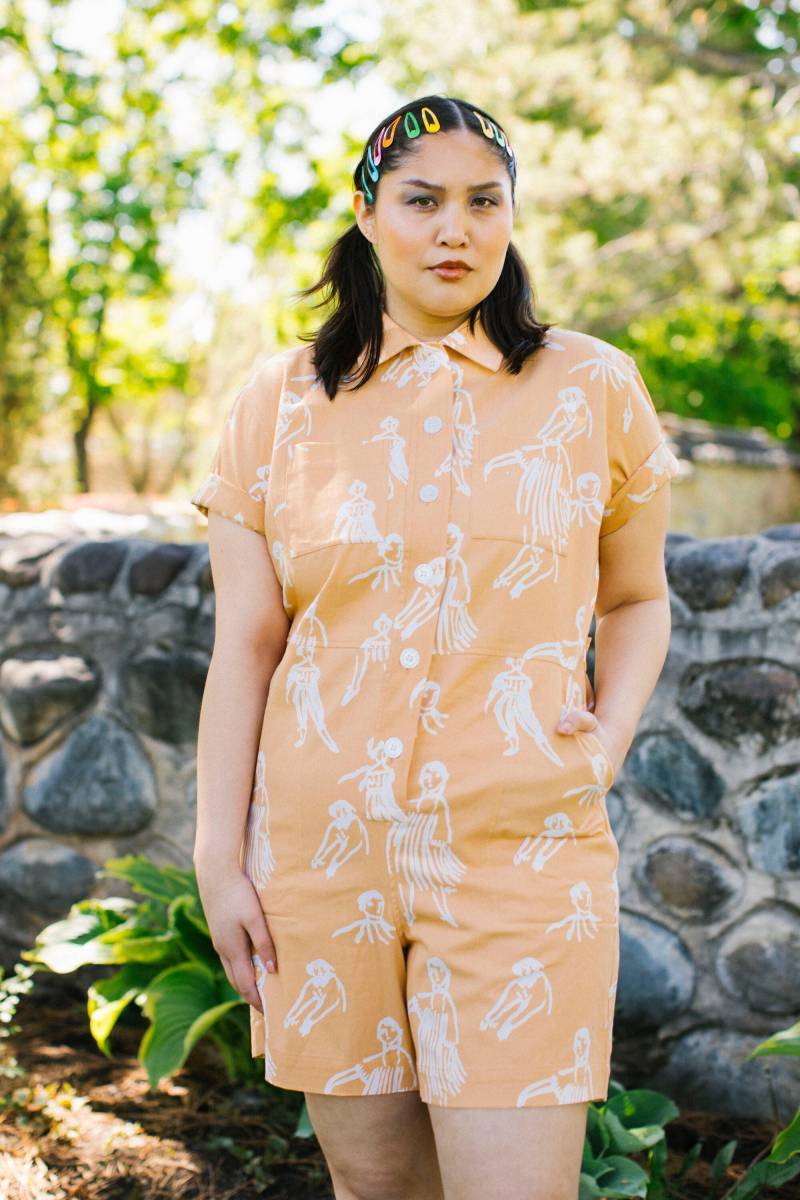 Apricotfarbene Strampler-Shortalls Tanzende Menschen, 100% Baumwollköper von MyLittleBelleville