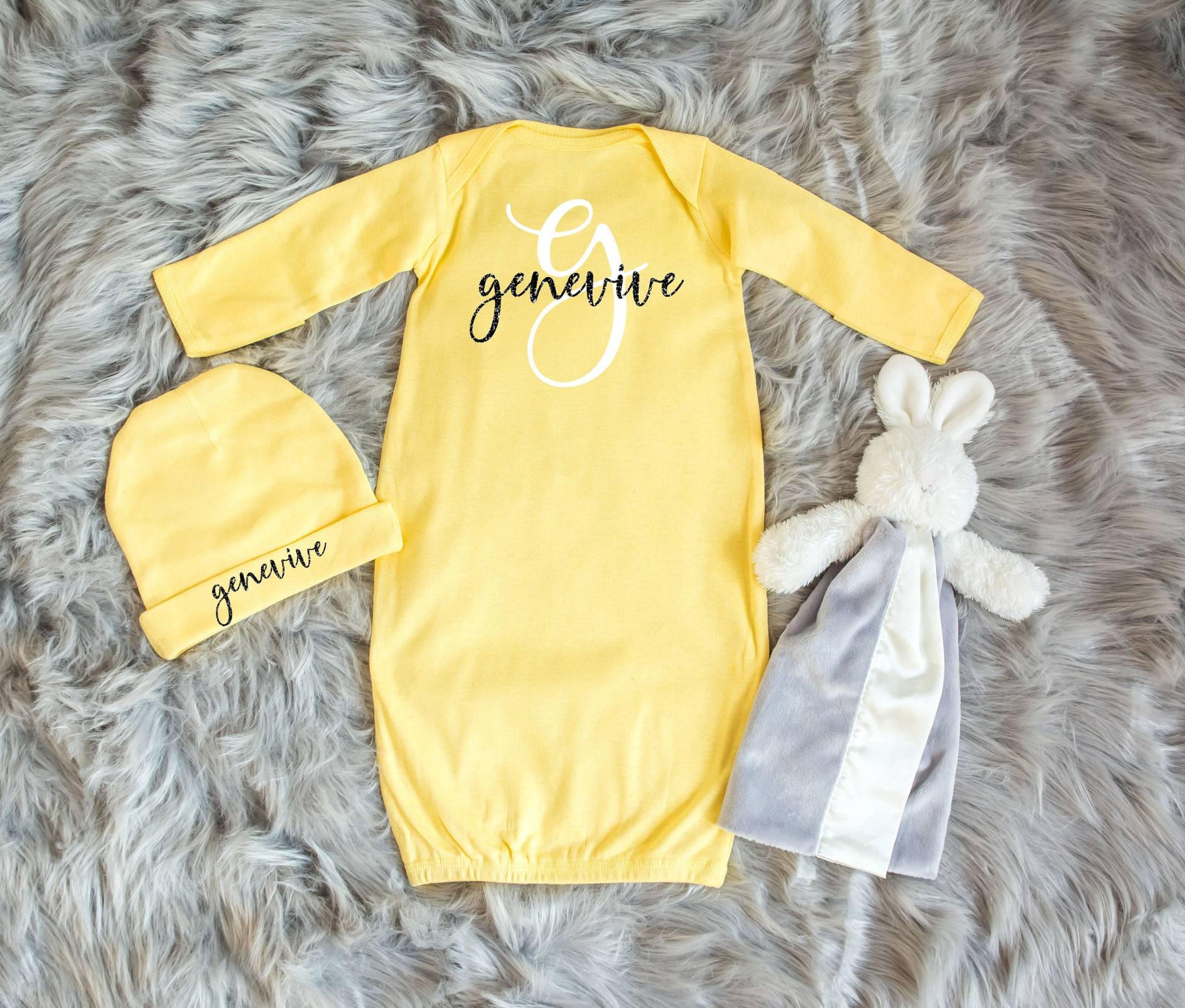 Gelbes Babykleid - Personalisiertes Baby-Geschenk, Nach Hause Kommen Outfit, Mit Namen, Individueller Name Mütze, Baby-Layette-Set, Baby-Schlafplatz von MyLittleBowPeepsShop