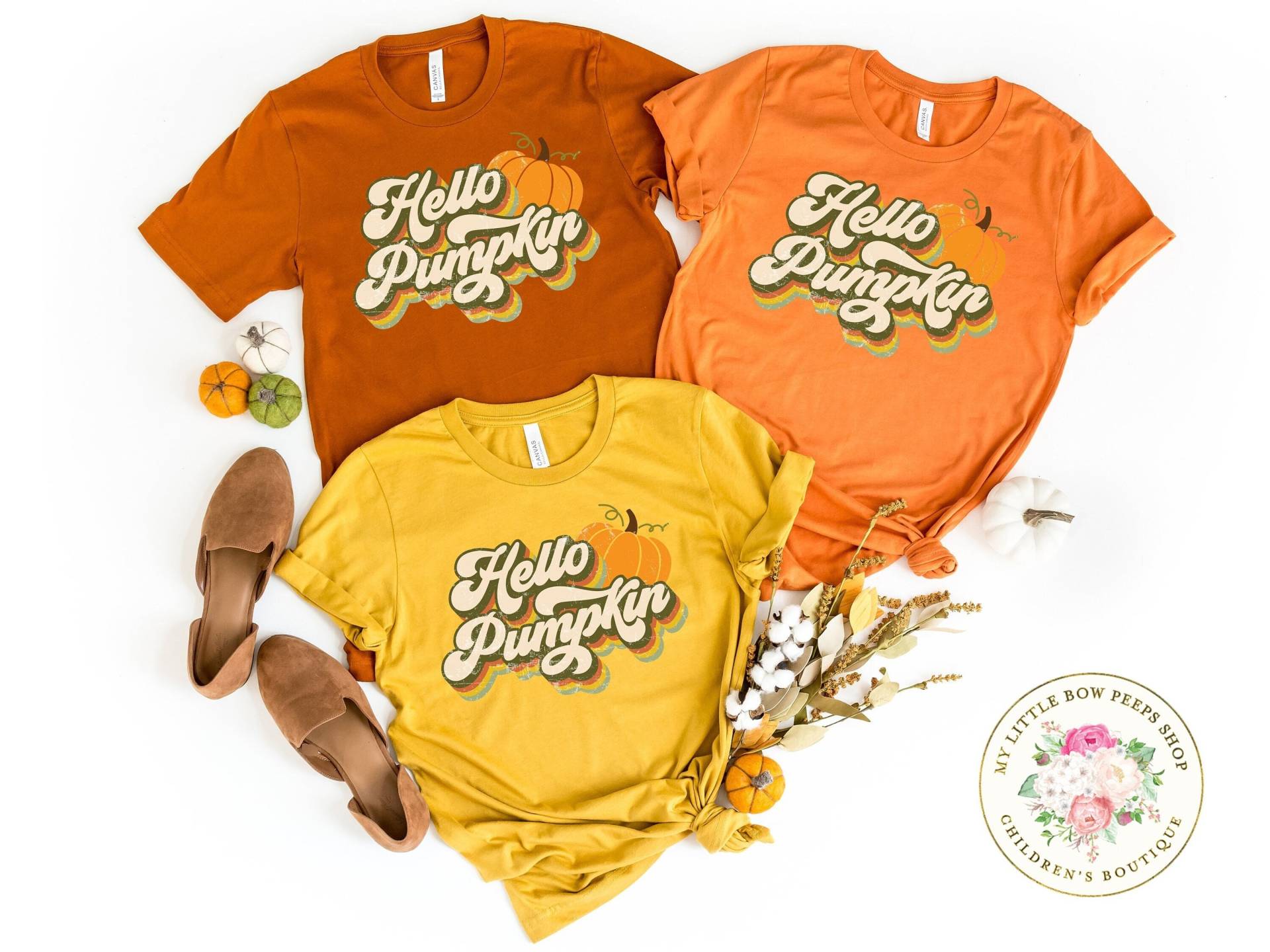 Hello Kürbis Shirt - Retro Herbst Aufnäher Damen T-Shirt von MyLittleBowPeepsShop