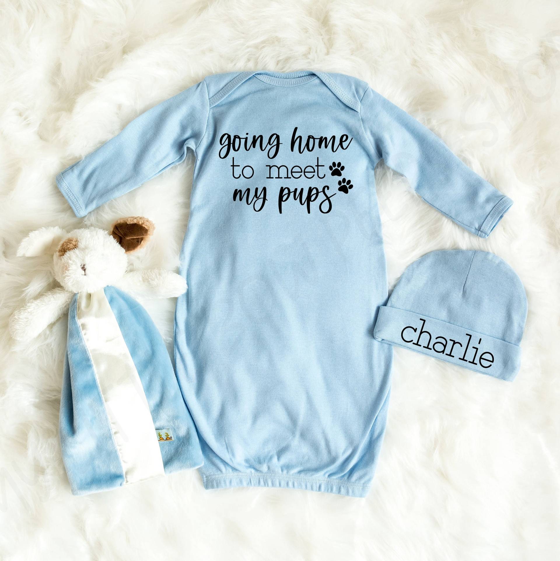 Niedliches Coming Home Outfit Für Jungen - Baby Pyjama Nach Hause Gehen, Um Meine Welpen Zu Treffen Babyausstattung Beanie Mit Namen Schwangerschaft von MyLittleBowPeepsShop