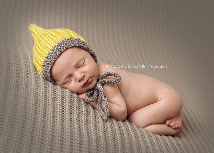 Mein Kleines Neugeborenes Gestrickt Baby Motorhaube Pixie Elf Hut Mit Pom Poms Perfekt Für Fotografie Requisiten von MyLittleKnits