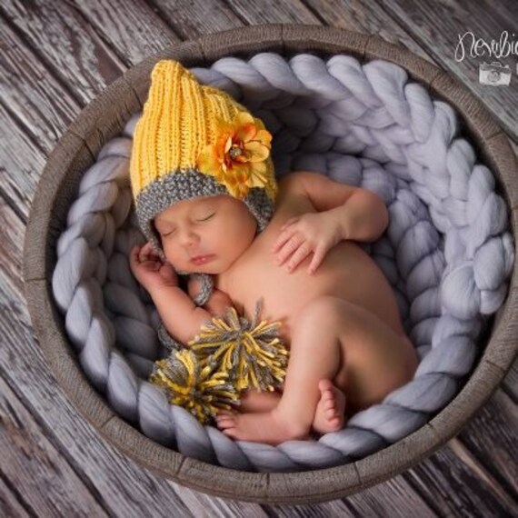 Mein Kleines Neugeborenes Gestrickt Baby Motorhaube Pixie Elf Hut Mit Pom Poms Perfekt Für Fotografie Requisiten von MyLittleKnits