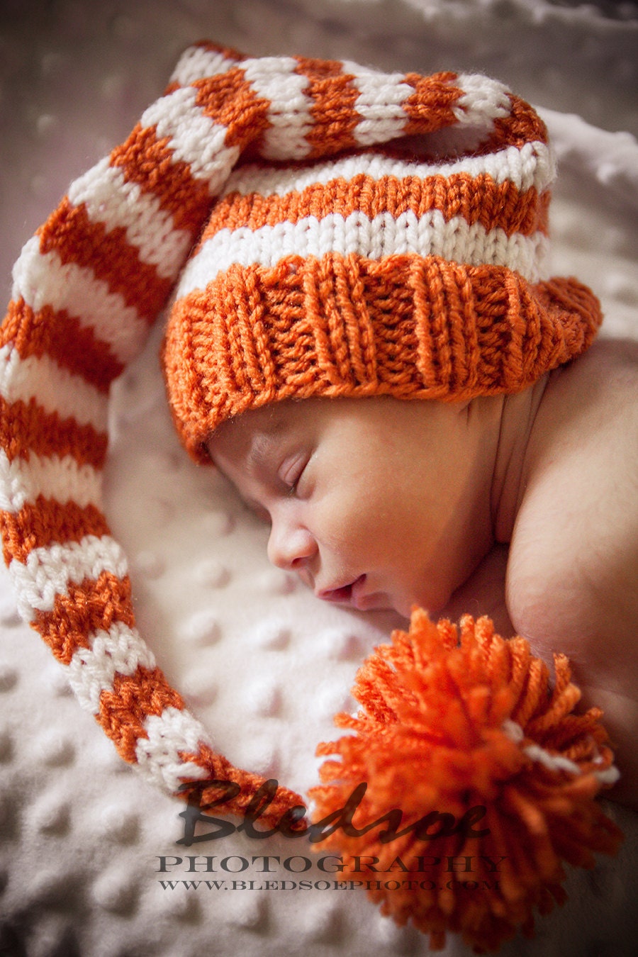 Neugeborenen Tennessee Football Baby Jungen Oder Mädchen Gestrickte Gestreifte Elfen Mütze Mit Bommel Für Fotografie Requisiten von MyLittleKnits