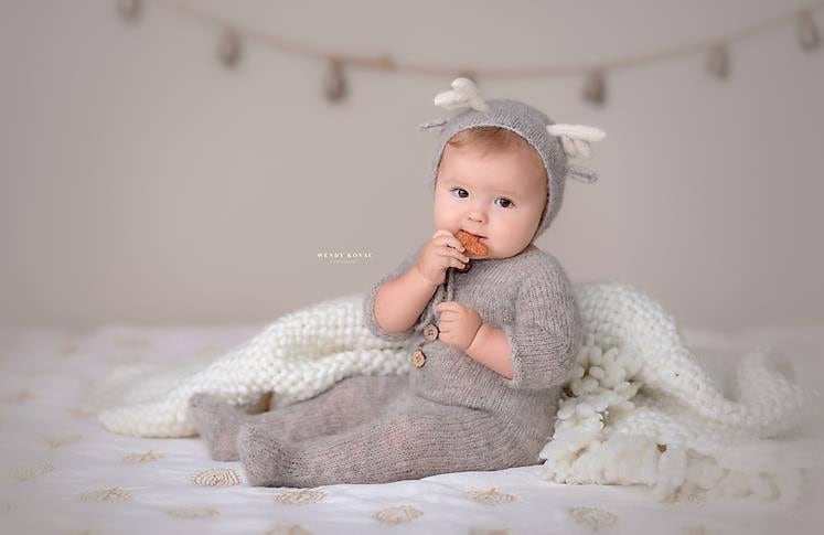 Sitter Baby Mädchen Oder Junge Gebürstete Alpaka Little Reindeer Bonnet Und Füßigen Pj Set/Einzigartige Luxus Fotografie Requisite von MyLittleKnits