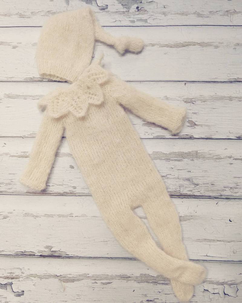 Sitter Größe Baby-Mädchen Oder Junge Gebürstete Alpaka Kleine Elfe Hut, Füßig Pj Und Spitzenkragen Set/Einzigartige Luxus Fotografie Requisite von MyLittleKnits