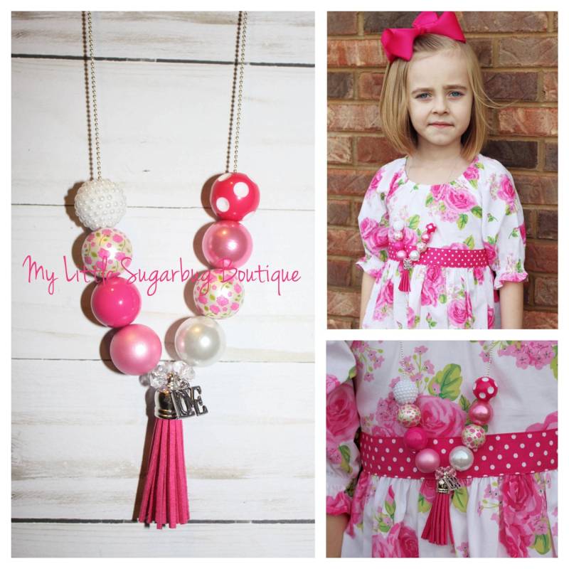 Alles Was Du Brauchst Ist Liebe Quaste Halskette-Hot Pink Und Weiß Quaste-M2M Eleanor Rose-Baby-Kleinkind-Mädchen-Frauen von MyLittleSugarbugBtq