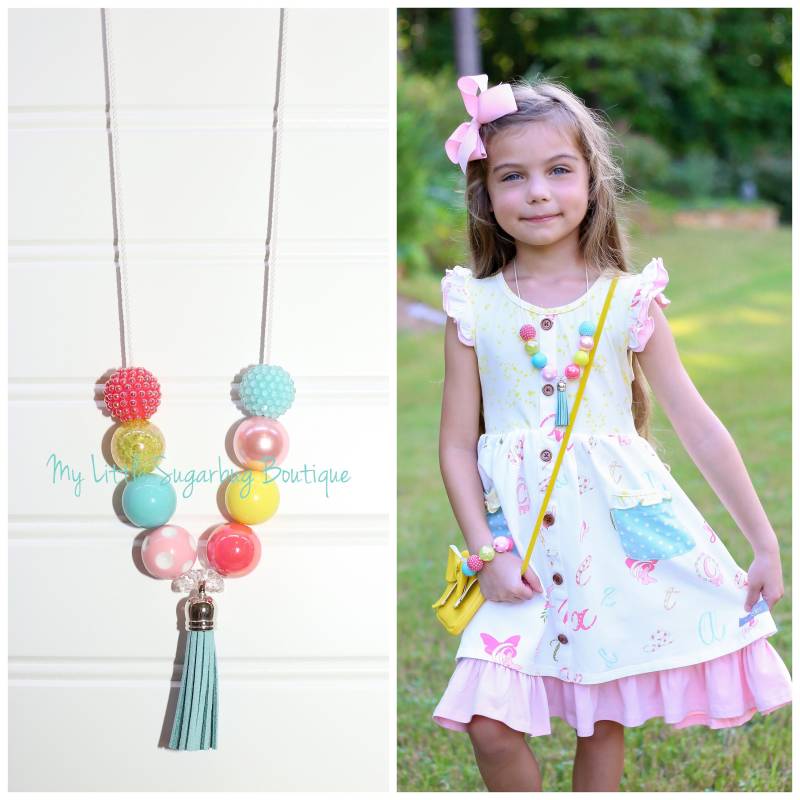 Alphabet Garten Quaste Halskette-Rosa Türkis Gelb Coraltassel-M2M Zoe Addelyn-Zurück in Die Schule-Baby-Kleinkind-Mädchen-Frauen von MyLittleSugarbugBtq