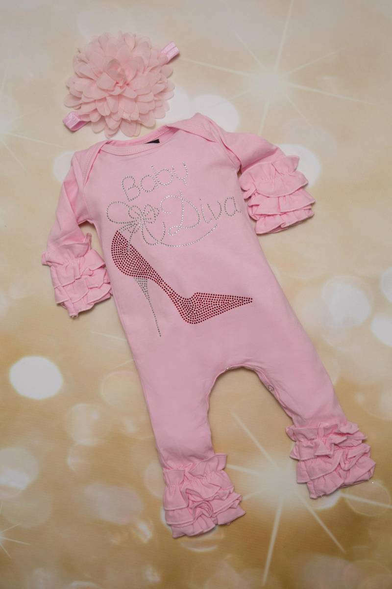 Baby Diva Säugling Rosa Rüschen Babyausstattung Baumwolle Strampler Mit Großer Strassapplikation Passenden Haarband von MyLolliflopsLLC