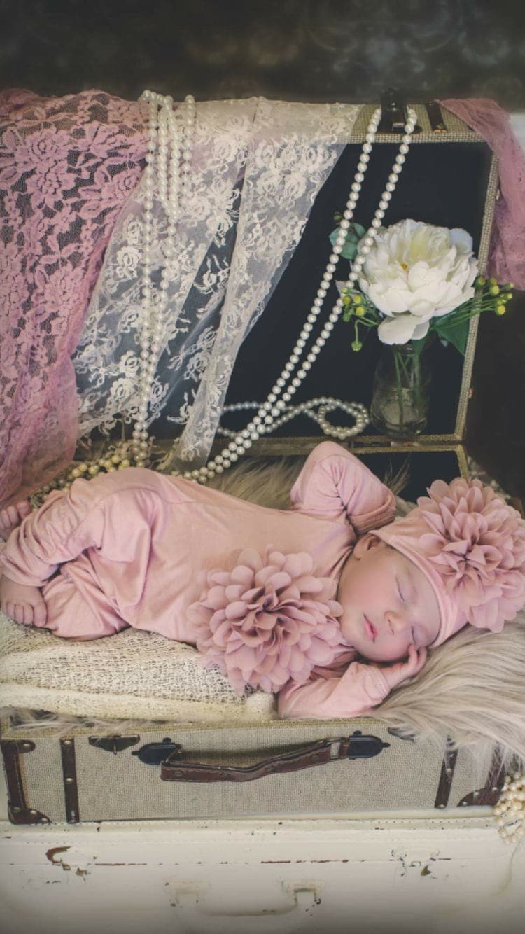 Baby-Geschenk-Rosen-Spielanzug-Geschenk Mauve Nehmen Sie Hausausstattung Säuglingsausstattungs-Baumwollbaby-Spielanzug Mit Großem Chiffon Auf Der von MyLolliflopsLLC