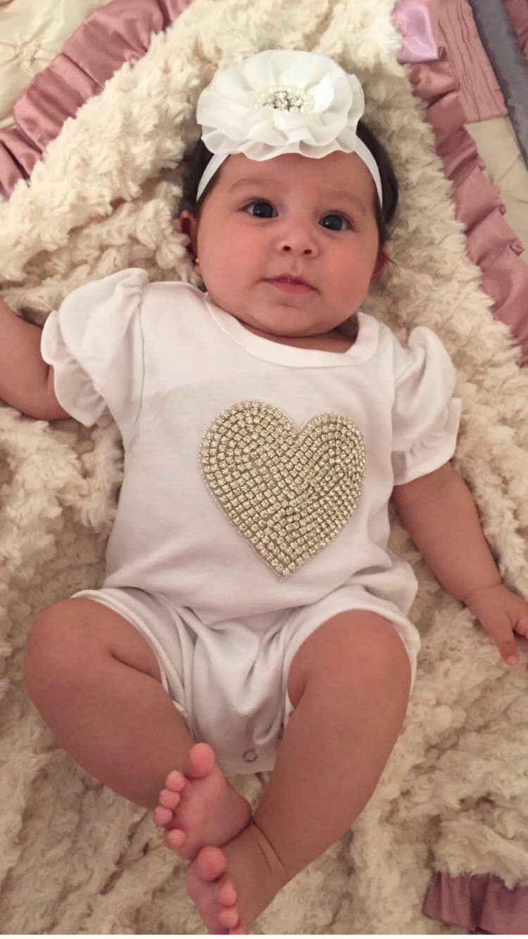 Baby Mädchen Strampler Set Strass Herz Applikation, Passendes Stirnband von MyLolliflopsLLC