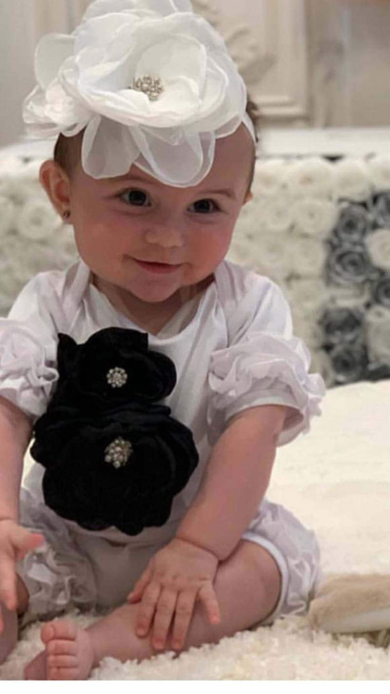 Baby Girl Bubble Weiß Säugling Layette Baumwolle Strampler Mit Großen Chiffon Auf Der Brust Und Passende Stirnband von MyLolliflopsLLC