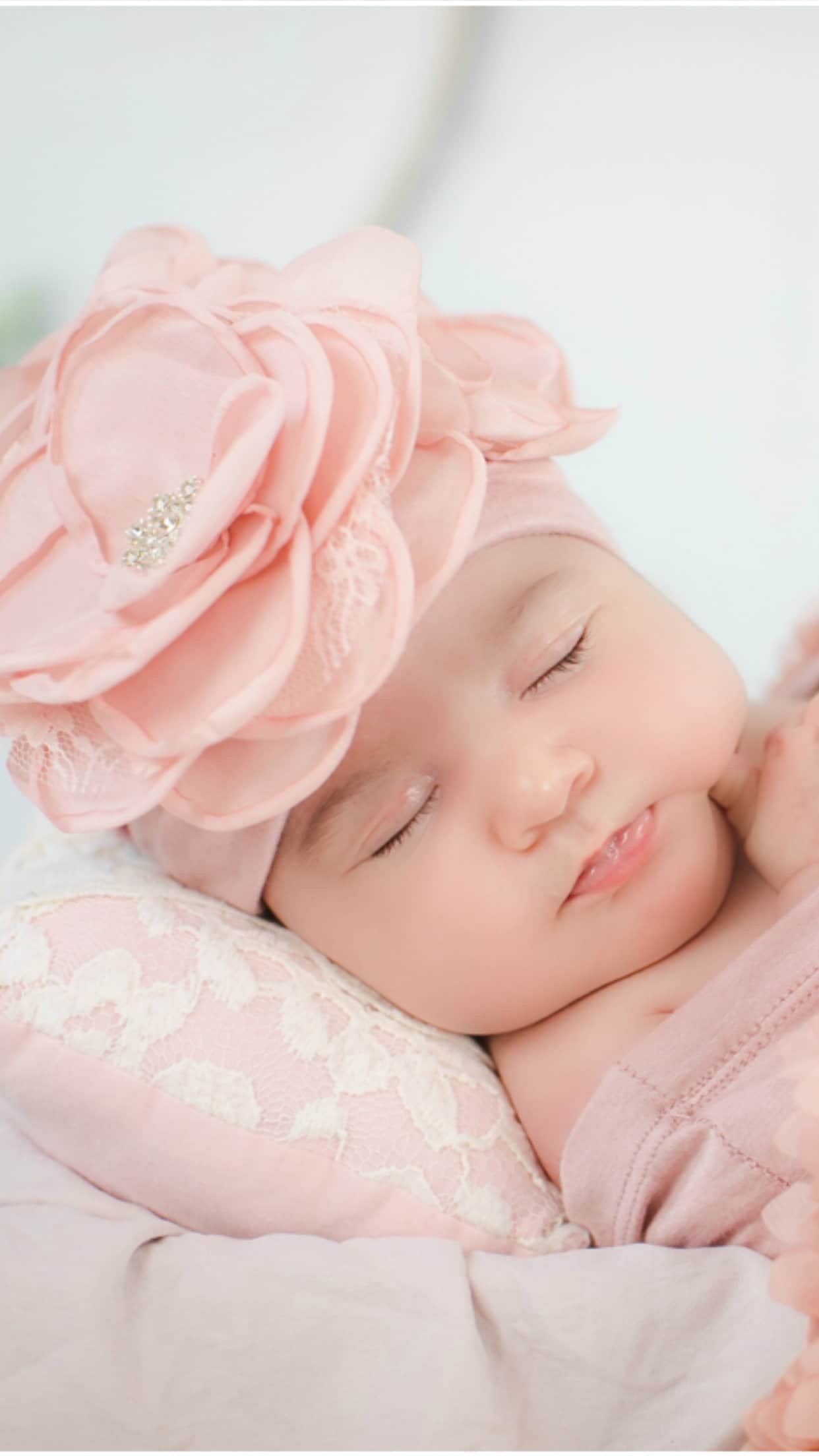 Baby Girl Mauve Beanie Hat Säugling Mit Großer Blume von MyLolliflopsLLC