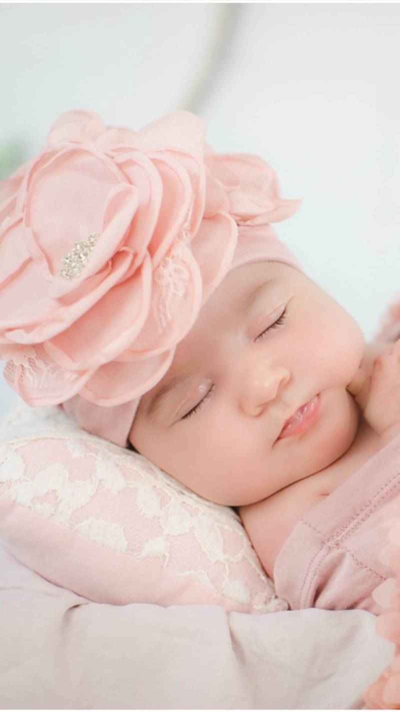 Baby Girl Mauve Beanie Hat Säugling Mit Großer Blume von MyLolliflopsLLC