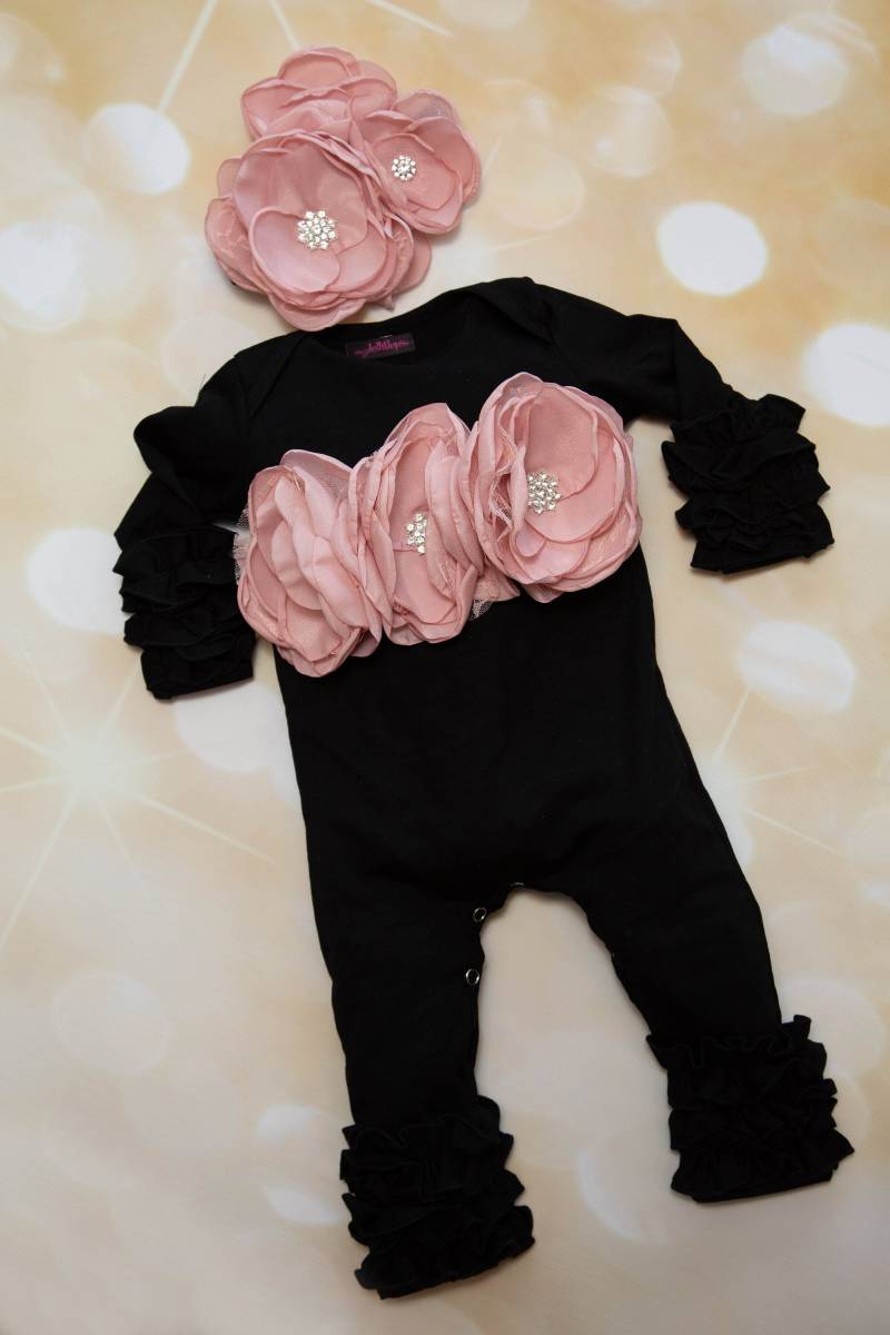 Baby Girl Schwarz Säugling Rüschen Layette Baumwolle Strampler Mit Chiffon Auf Der Brust Und Passenden Stirnband von MyLolliflopsLLC