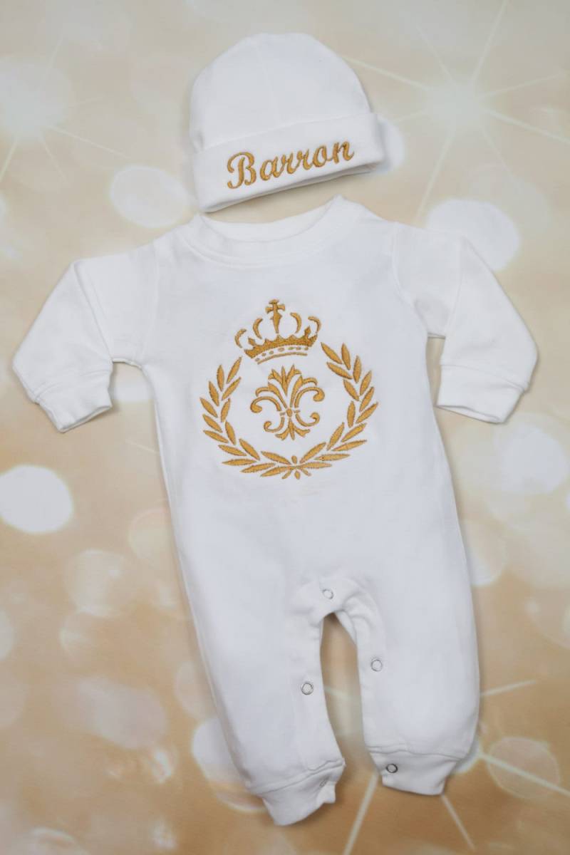 Baby Junge Geschenk Neues Personalisiertes Weißes Strampler-Set Großes Wappen-Stickerei-Säuglingsspielanzug-Set Mit Passender Mütze von MyLolliflopsLLC