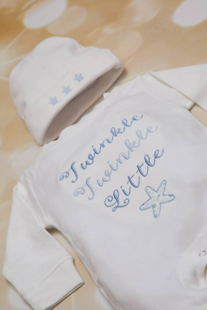 Baby-Jungen-Geschenk Personalisierte Jungen-Geschenk Jungen-Dusche-Geschenk Neues Baby Weißer Baby-strampler-Set Bestickter Säuglings-Einteiler-Set von MyLolliflopsLLC