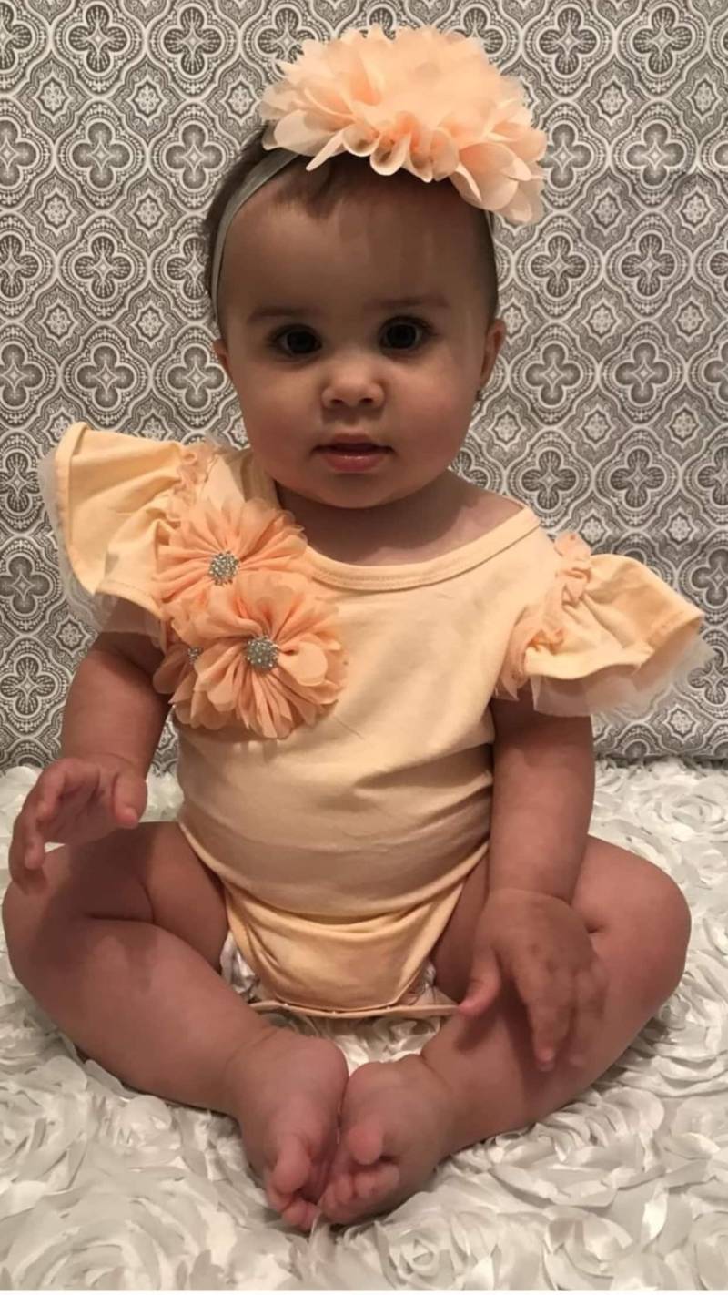 Baby-Mädchen Baumwoll-Pfirsich-Einteiler Mit Schmetterlingsärmeln Und Tüll-Einteiler Für Mädchen von MyLolliflopsLLC