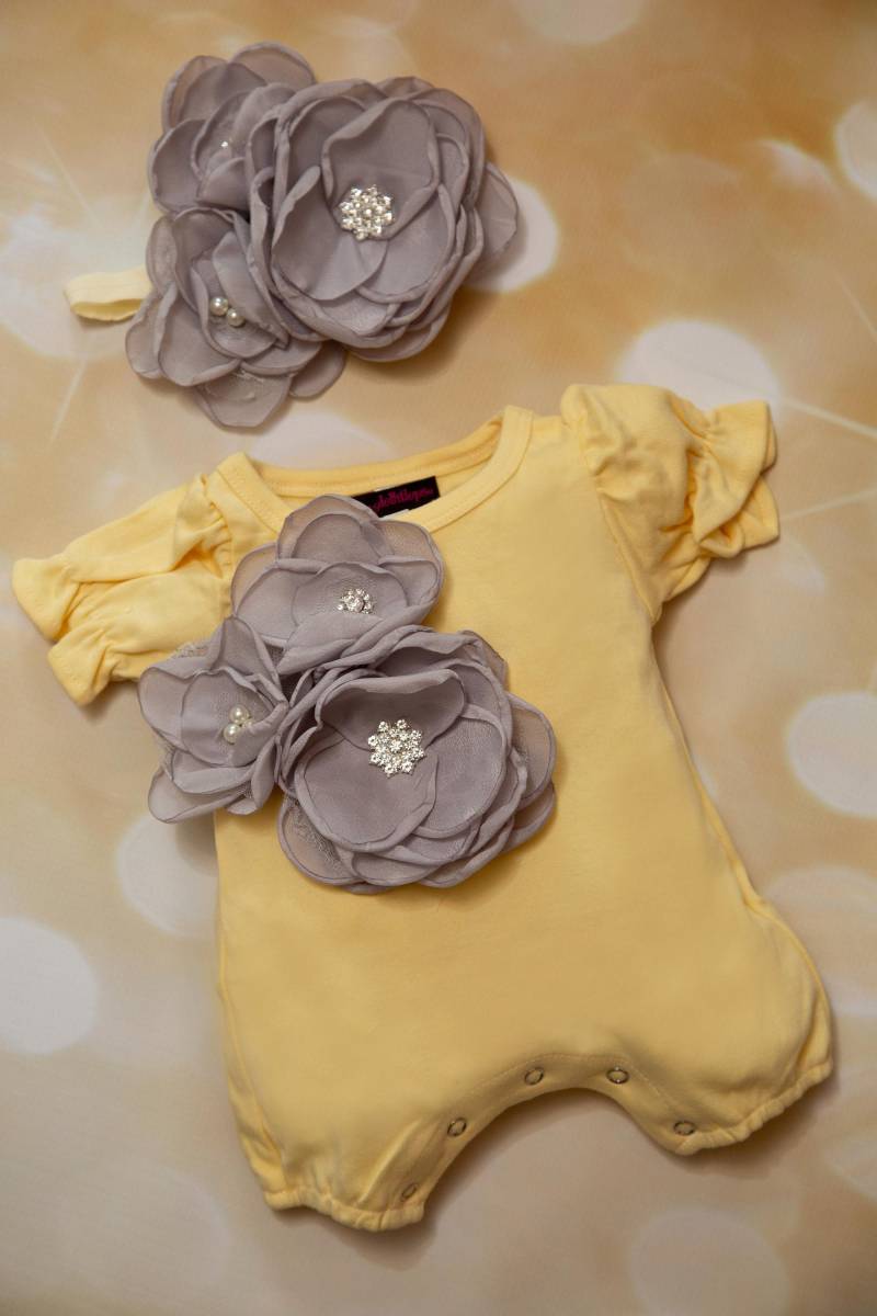 Baby Mädchen Blase Gelb Romper Kurzarm Kleinkind Einteiler Strampler Mit Großer Blume von MyLolliflopsLLC