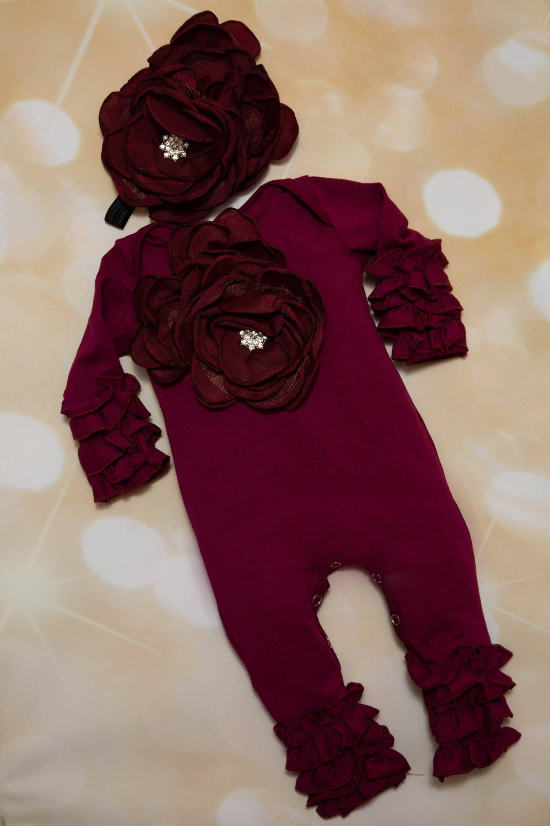 Baby-Mädchen Burgund Strampler Mit Chiffon Blume Haarband von MyLolliflopsLLC